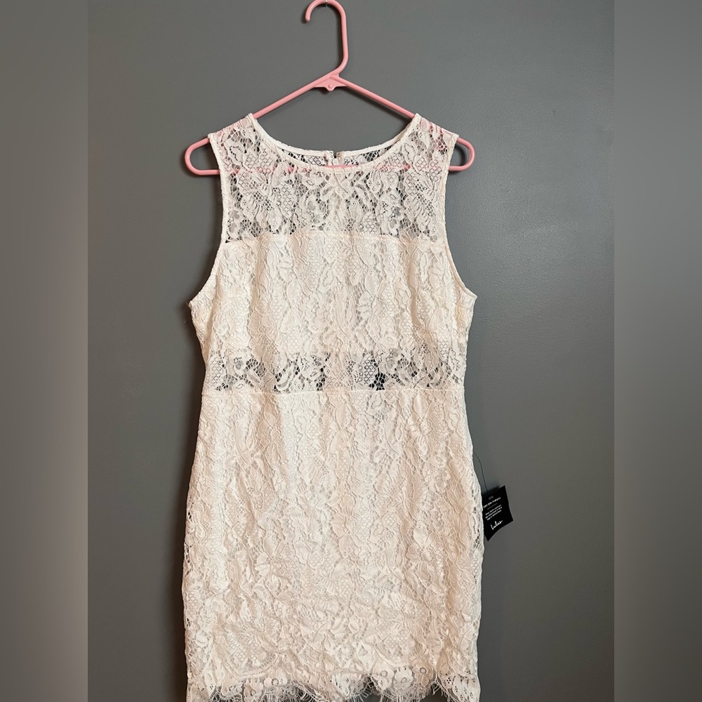 Lulu’s white lace dress